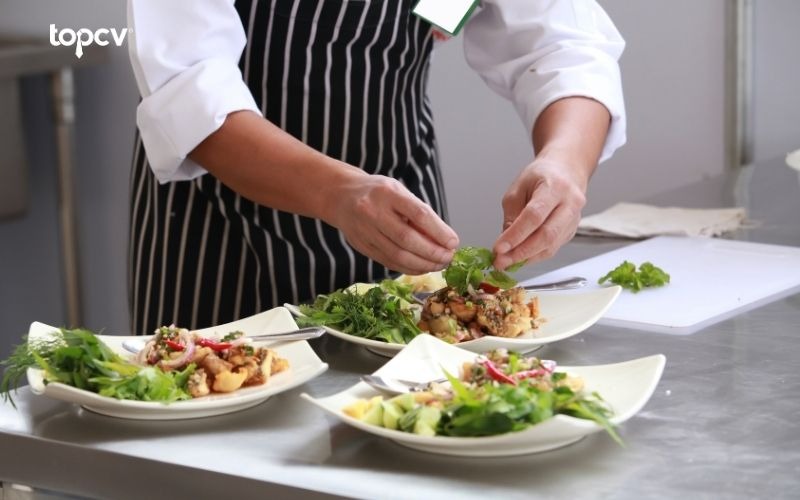 Mỗi năm có rất nhiều nhà hàng mở tại Phú Quốc kéo theo nhu cầu tuyển phụ bếp tăng cao
